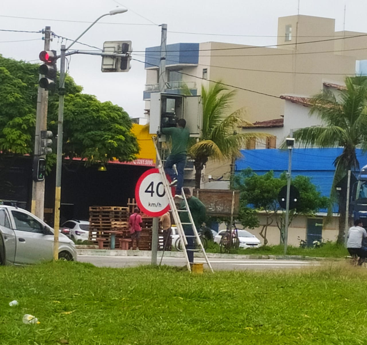 Prefeitura realiza serviço de manutenções em semáforos em diversos bairros de Eunápolis 7
