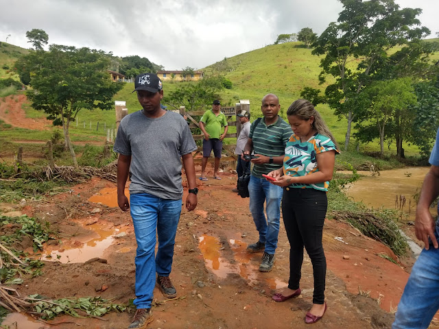 Prefeito de Itagimirim avalia danos causados por chuvas em distrito e auxilia moradores atingidos 7
