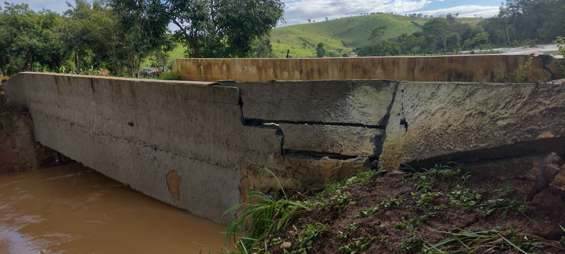 Prefeito de Itagimirim avalia danos causados por chuvas em distrito e auxilia moradores atingidos 41