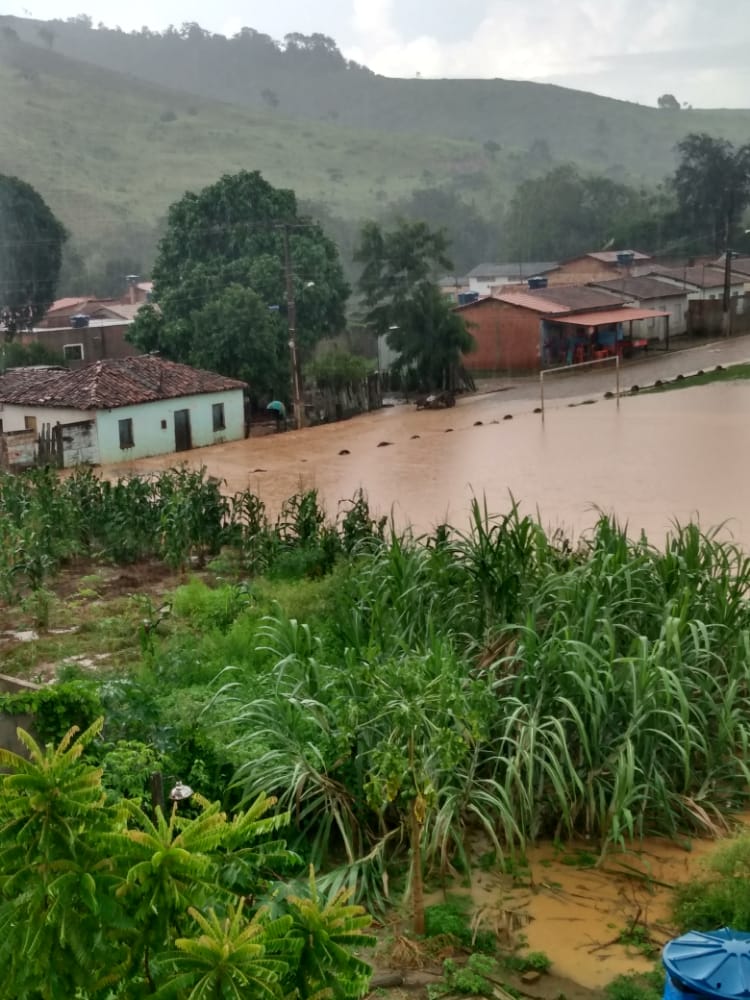 Prefeito de Itagimirim avalia danos causados por chuvas em distrito e auxilia moradores atingidos 8