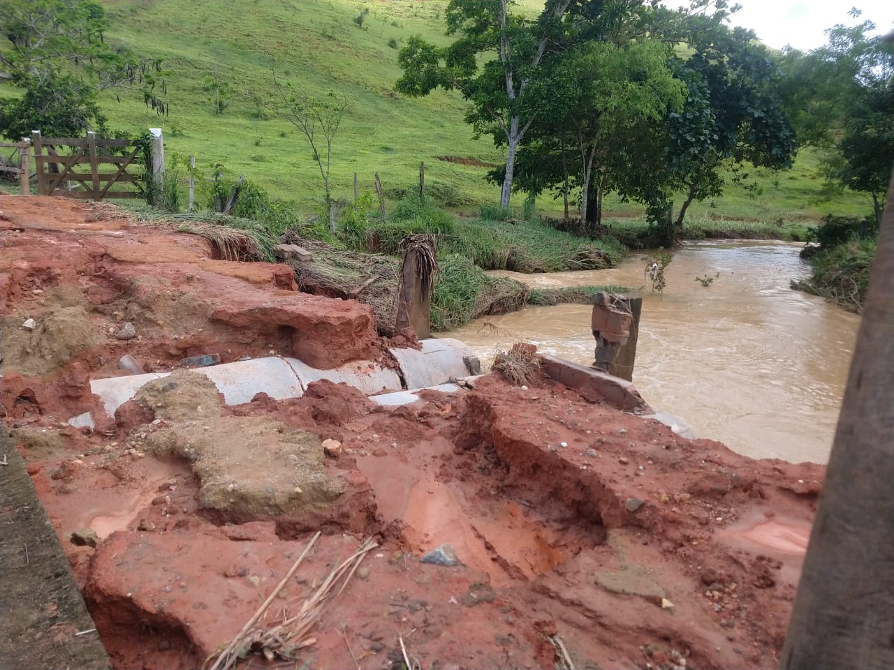 Prefeito de Itagimirim avalia danos causados por chuvas em distrito e auxilia moradores atingidos 35