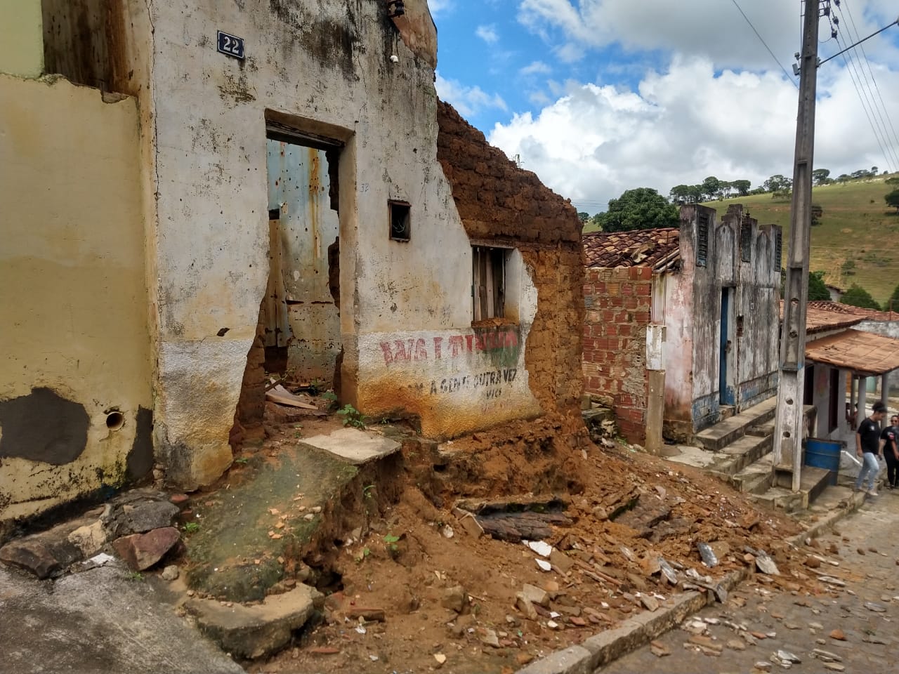 Prefeito de Itagimirim avalia danos causados por chuvas em distrito e auxilia moradores atingidos 38
