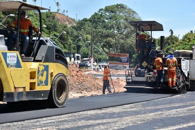 Rotatória na Orla Norte recebe asfalto 7