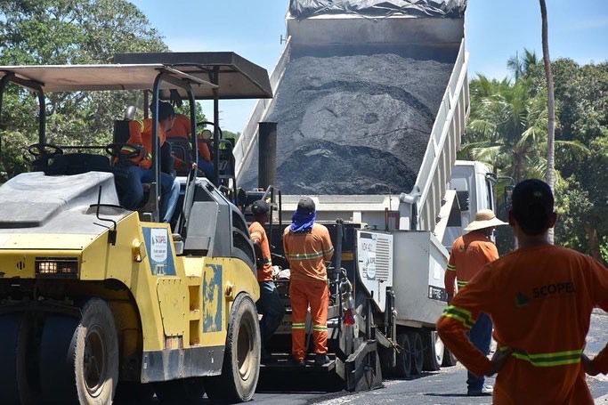 Rotatória na Orla Norte recebe asfalto 8