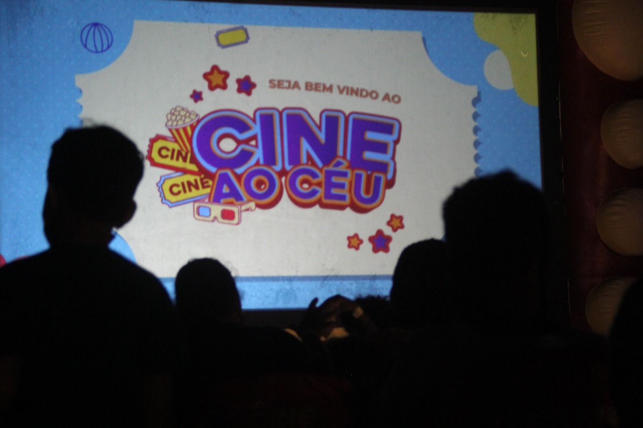 Abertura do "Cine ao Céu" exibe filme em tela gigante para moradores do Juca Rosa 5