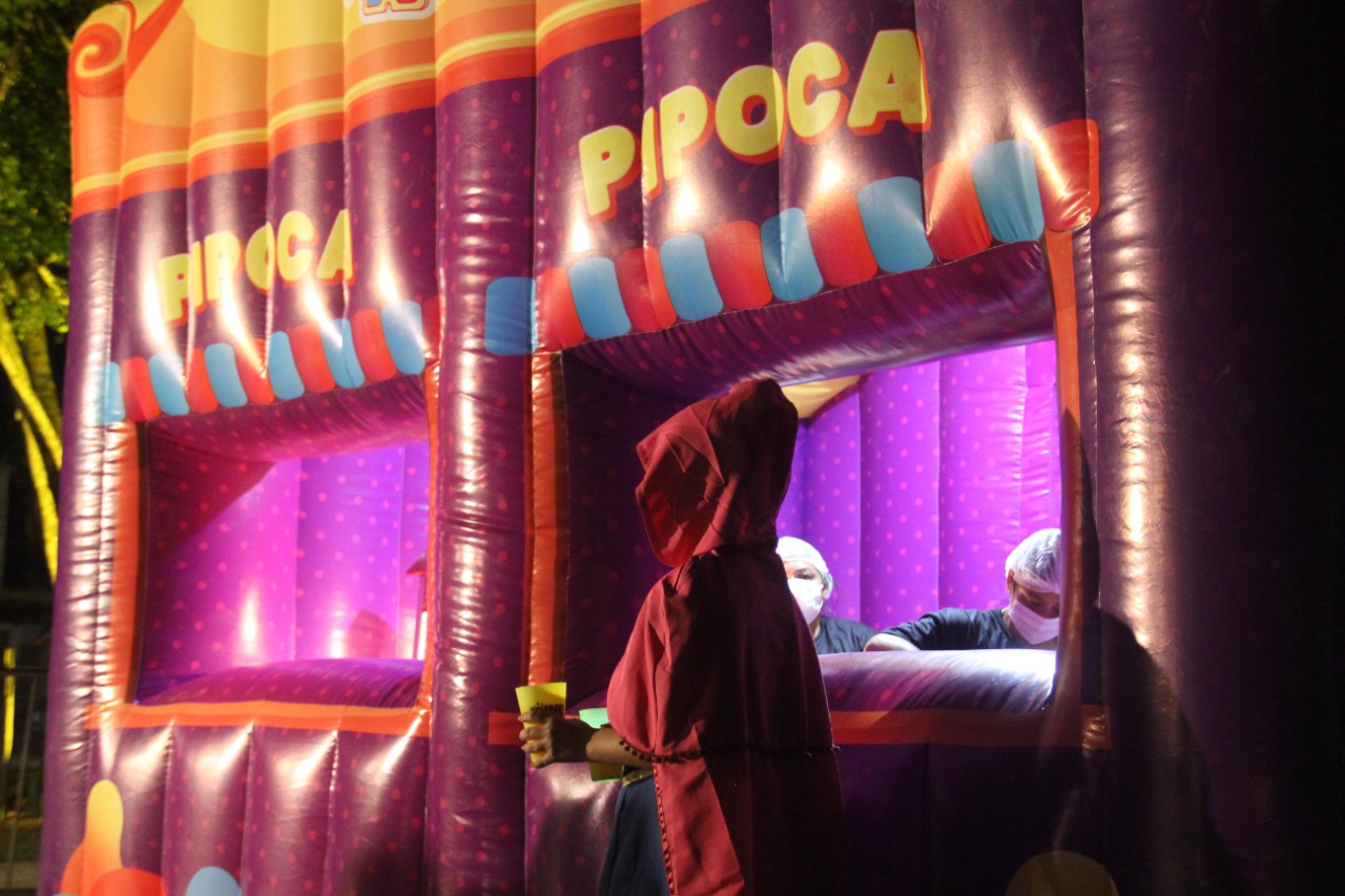 Abertura do "Cine ao Céu" exibe filme em tela gigante para moradores do Juca Rosa 24