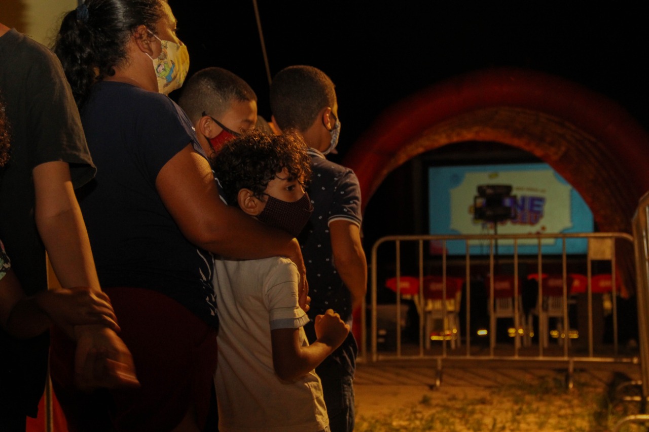 Abertura do "Cine ao Céu" exibe filme em tela gigante para moradores do Juca Rosa 7