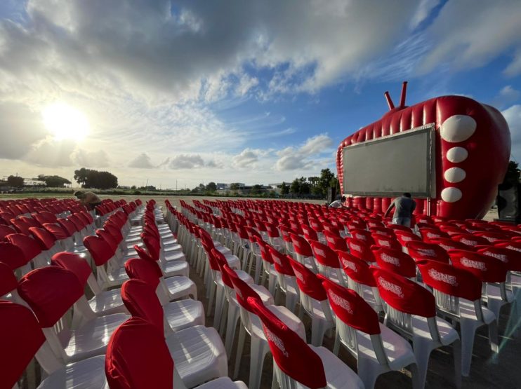 Abertura do "Cine ao Céu" exibe filme em tela gigante para moradores do Juca Rosa 10