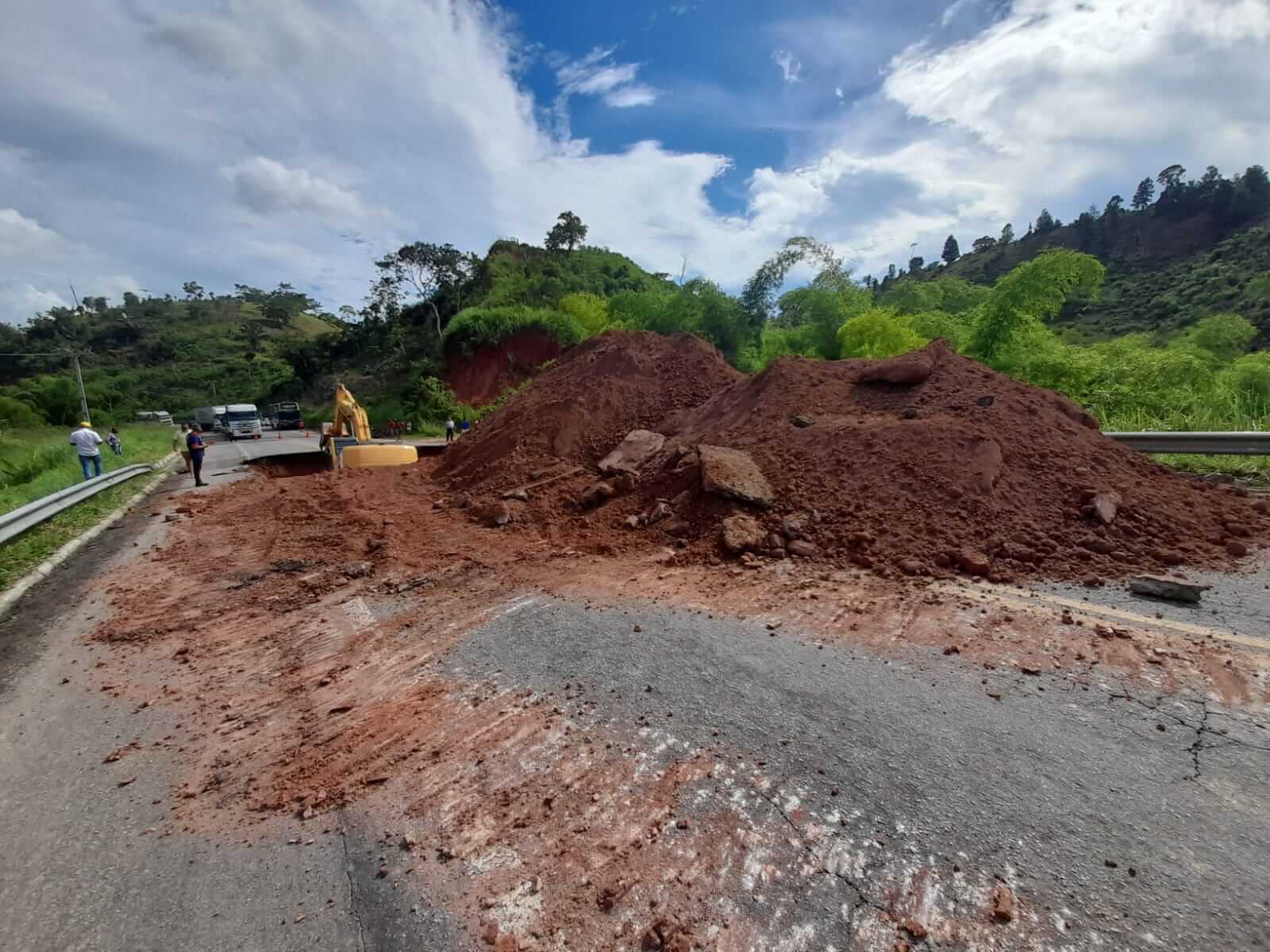 Veracel apoia a recuperação do trecho interditado da BR-101 devido às chuvas 8