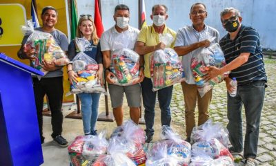 Prefeitura de Porto Seguro faz concessão de cestas básicas aos ambulantes da Passarela do Descobrimento 27