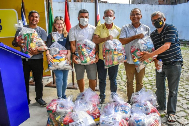 Prefeitura de Porto Seguro faz concessão de cestas básicas aos ambulantes da Passarela do Descobrimento 5
