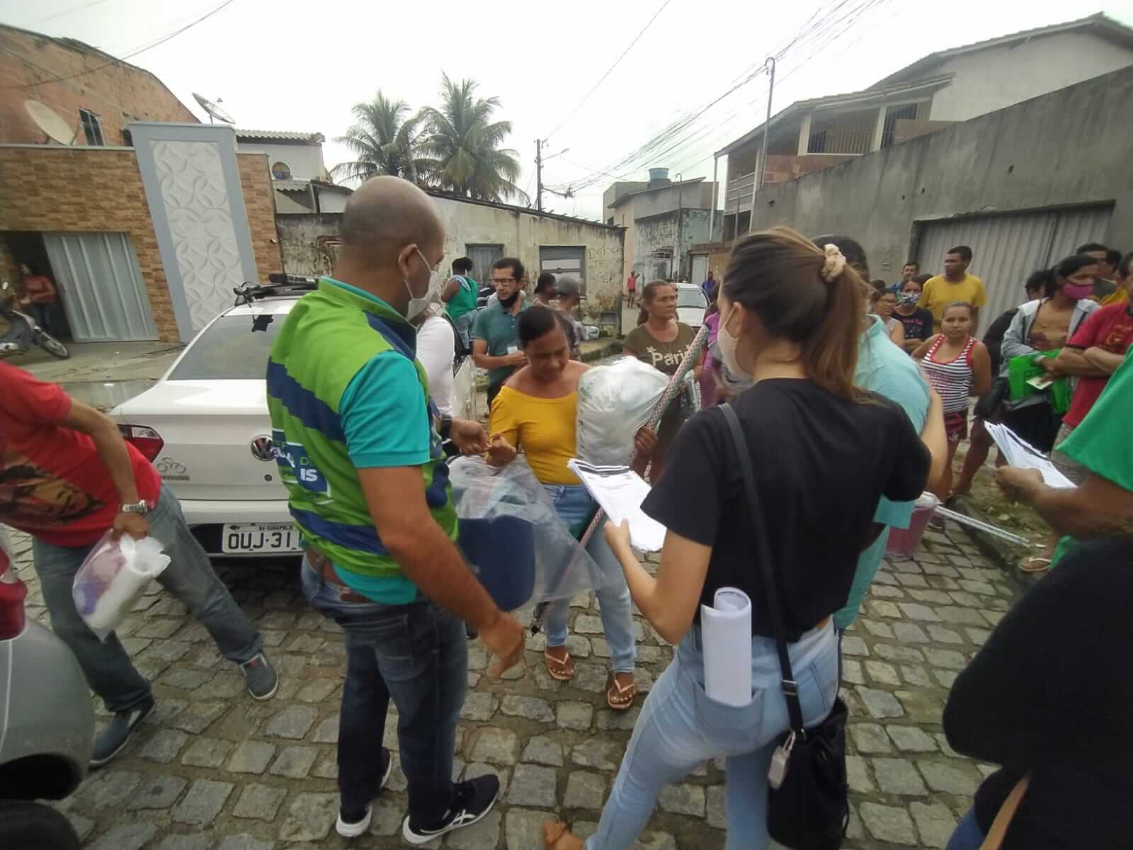 Prefeitura de Eunápolis inicia segunda etapa e distribui mil cestas básicas e kits com itens de higiene e limpeza 6