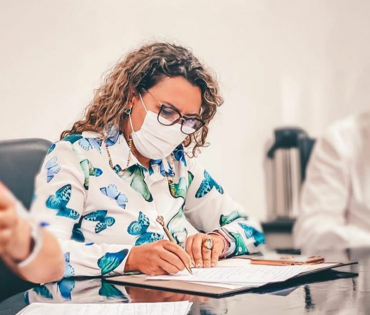 Prefeita Cordélia Torres assina ordem de serviço para implantação de placas e lombadas em Eunápolis 4