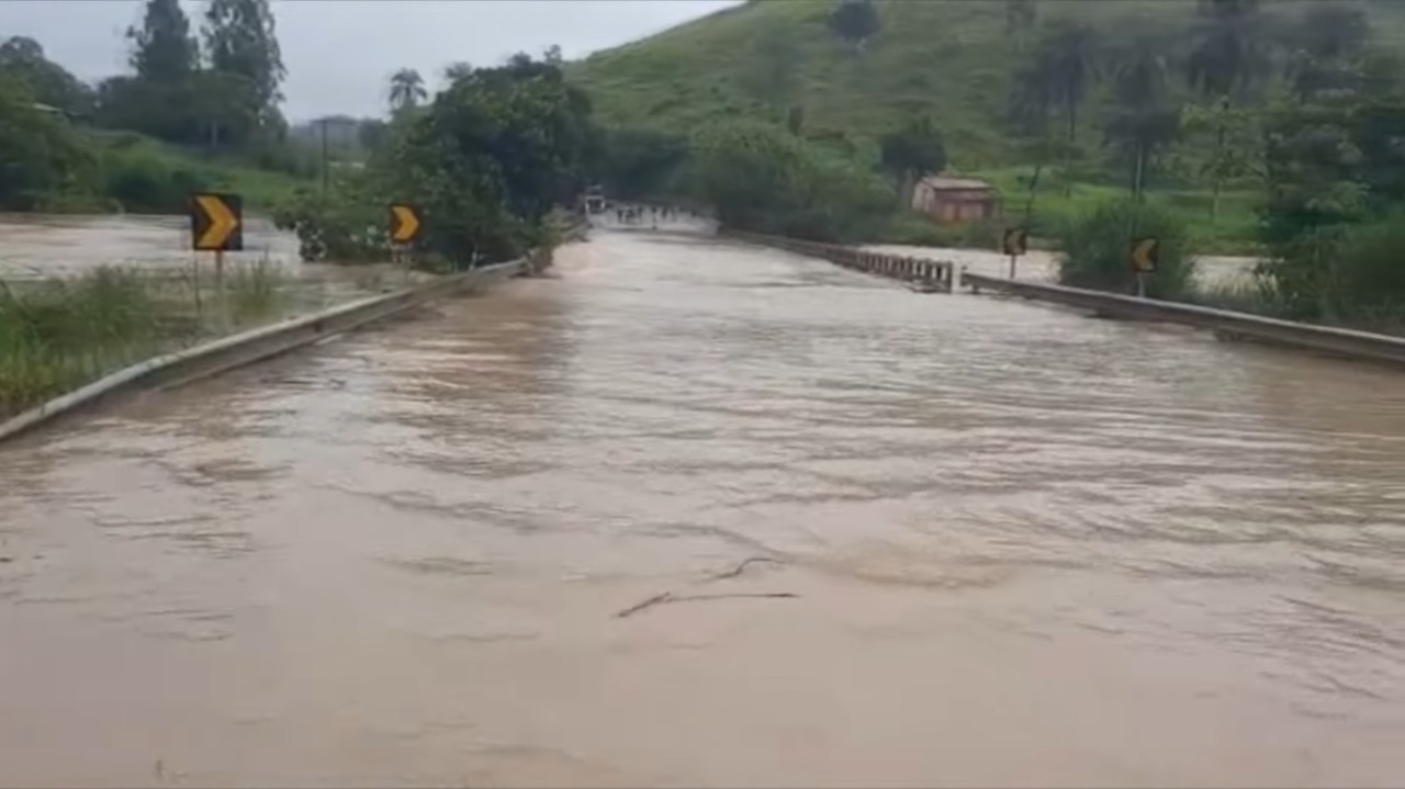 Prefeitura de Eunápolis informa interdição da BR-101 após Rio Buranhém transbordar em ponte 21