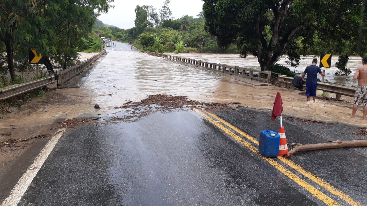 Prefeitura de Eunápolis informa interdição da BR-101 após Rio Buranhém transbordar em ponte 22