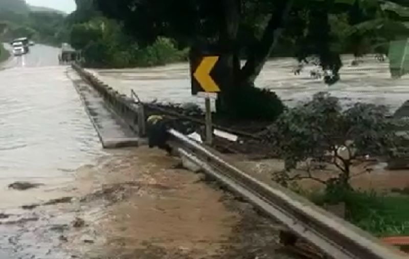 BR-101 entre Eunápolis e Itabela interditada - Ponte sobre o Rio do Peixe transbordou 2