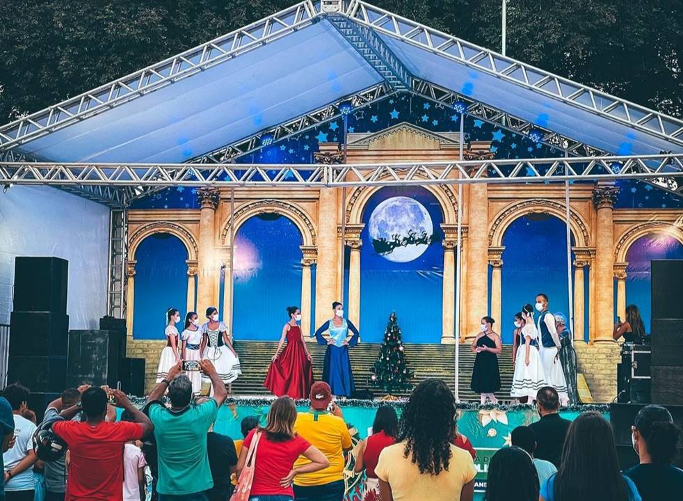 Abertura do “Sons de Natal” atrai centenas de pessoas para curtir programação cultural na Praça do Pequi 174