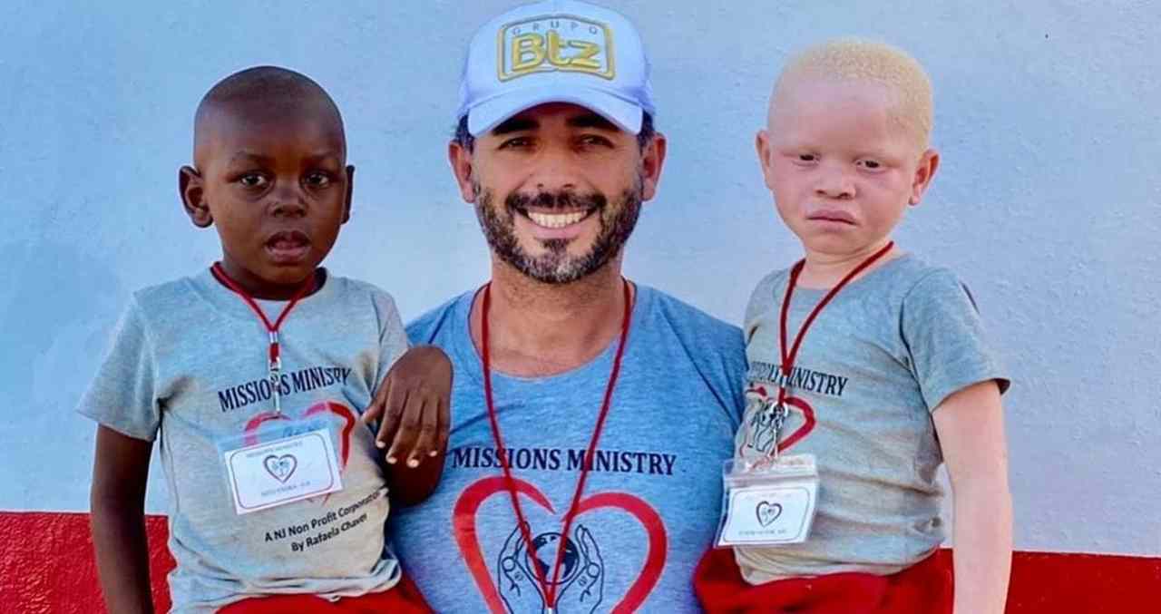 Cantor gospel abandona vida de luxo para ajudar crianças na África 1