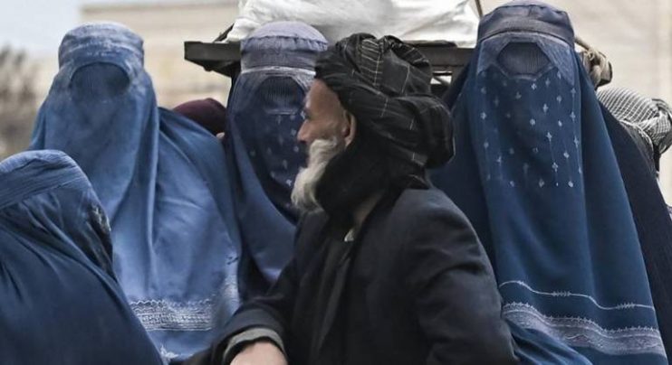 Talibã proíbe mulheres de viajar sem acompanhante 12