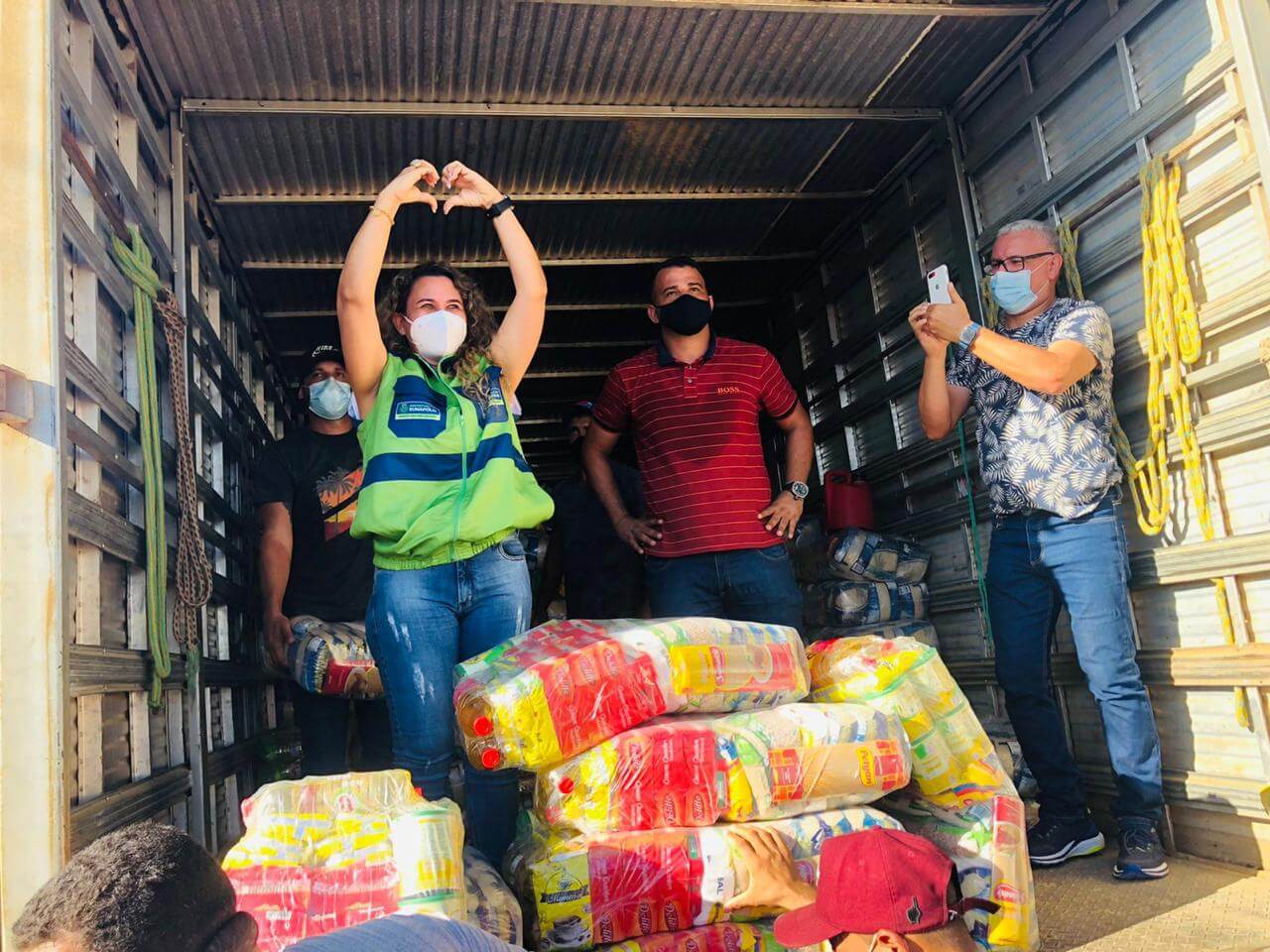 Prefeitura de Eunápolis realiza ação social com doação de cestas básicas e outros serviços no Alecrim II 22