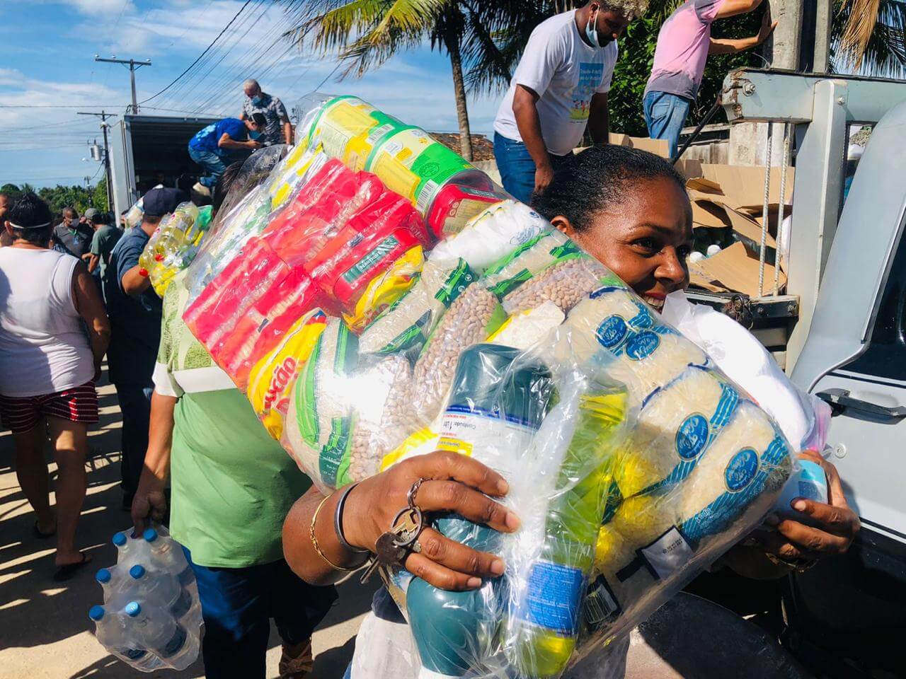 Prefeitura de Eunápolis realiza ação social com doação de cestas básicas e outros serviços no Alecrim II 26