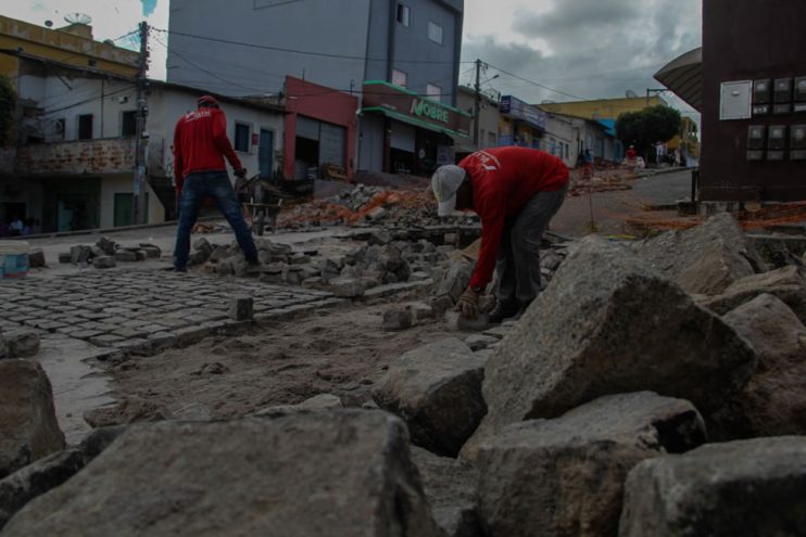 Prefeitura de Eunápolis inicia recuperação das vias públicas degradadas pelas fortes chuvas 13