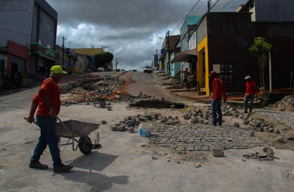 Prefeitura de Eunápolis inicia recuperação das vias públicas degradadas pelas fortes chuvas 18
