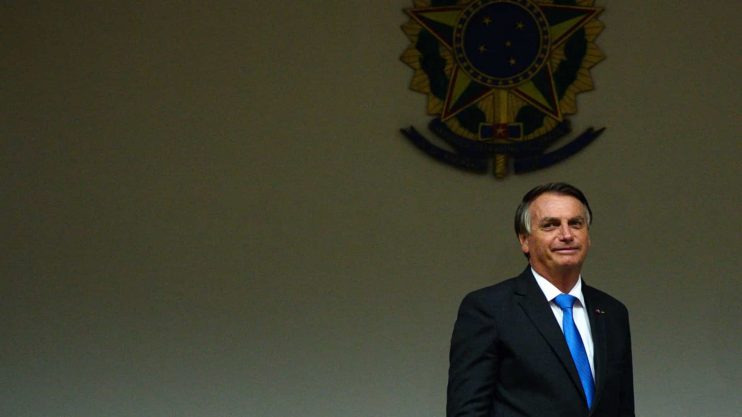 Bolsonaro diz que vai 'seguir a lei' que permite reajuste de 33% a professores 9