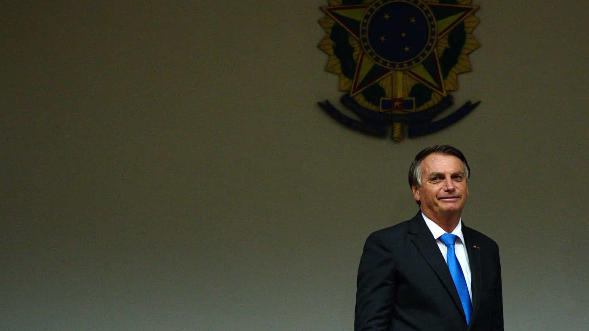 Bolsonaro diz que vai 'seguir a lei' que permite reajuste de 33% a professores 18