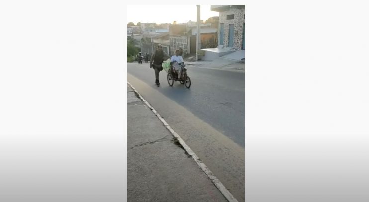 Policiais militares de Teixeira param viatura para ajudar idoso deficiente a subir ladeira em triciclo manual 4