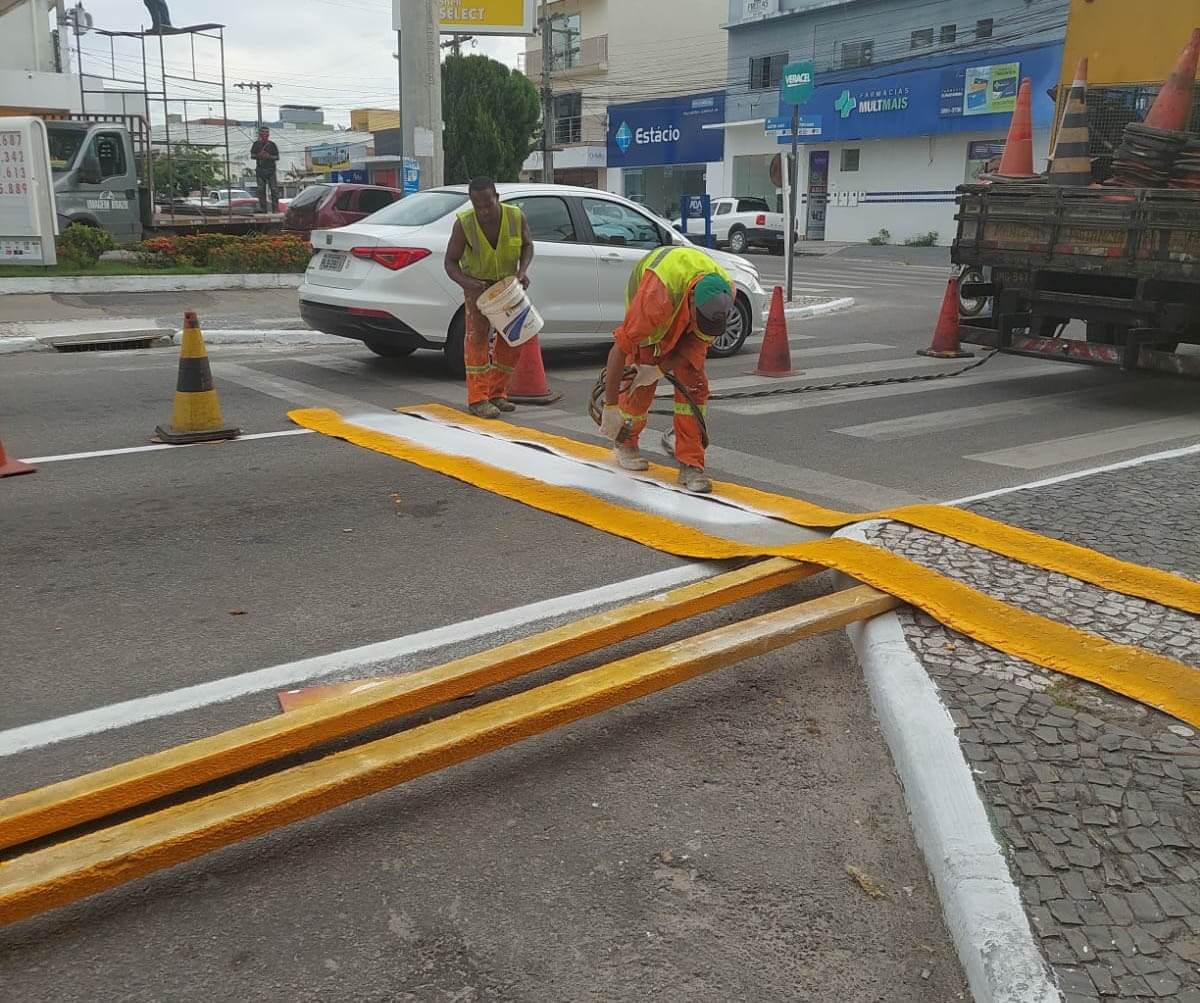 Prefeitura de Eunápolis realiza melhorias na sinalização das vias do centro comercial 6