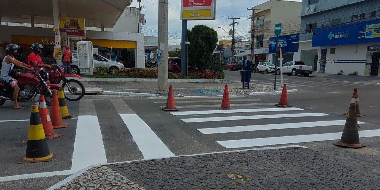 Prefeitura de Eunápolis realiza melhorias na sinalização das vias do centro comercial 24