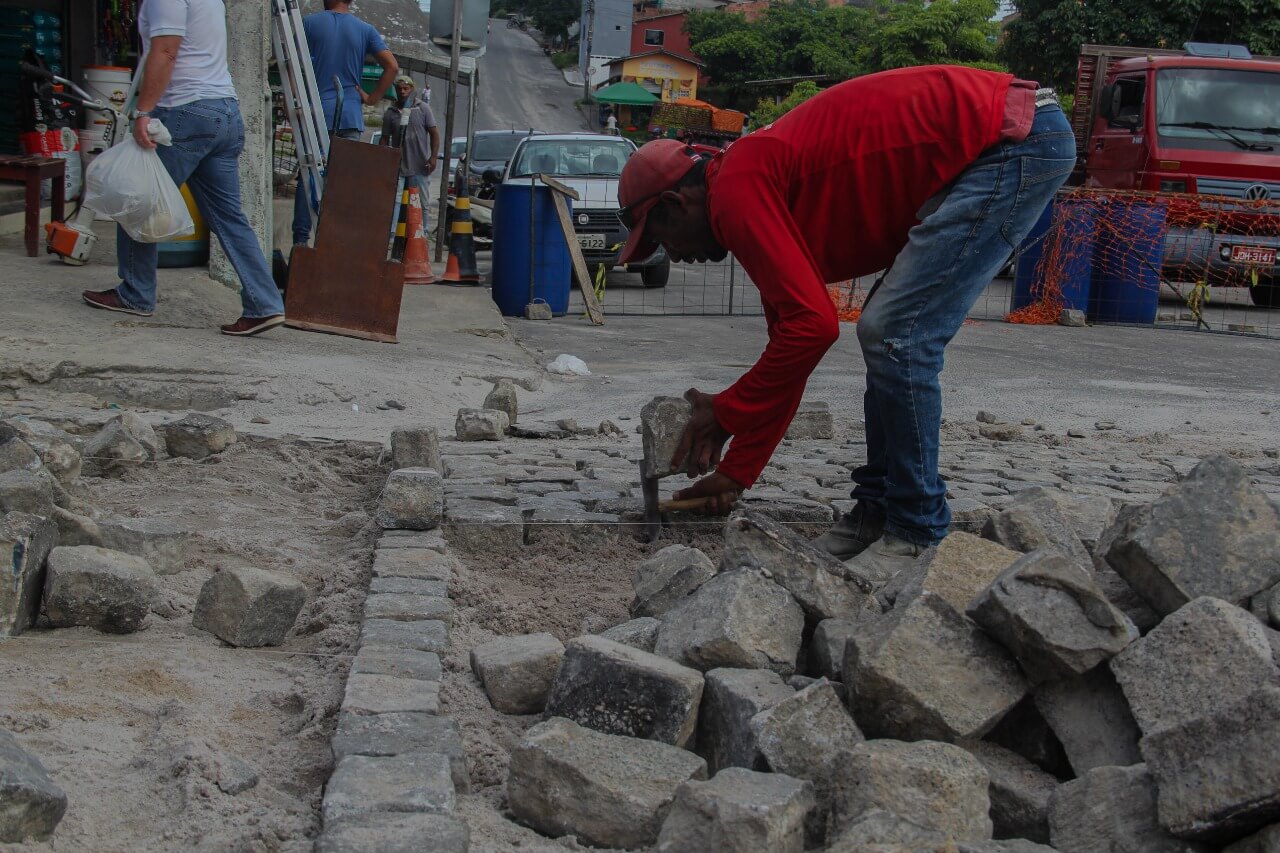 Prefeitura de Eunápolis intensifica trabalhos de recuperação de vias em várias frentes de serviços 10