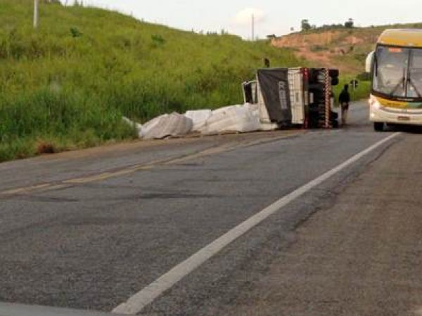 Carreta carregada de café tomba na BR 101, em Itapebi no Sul da Bahia 6