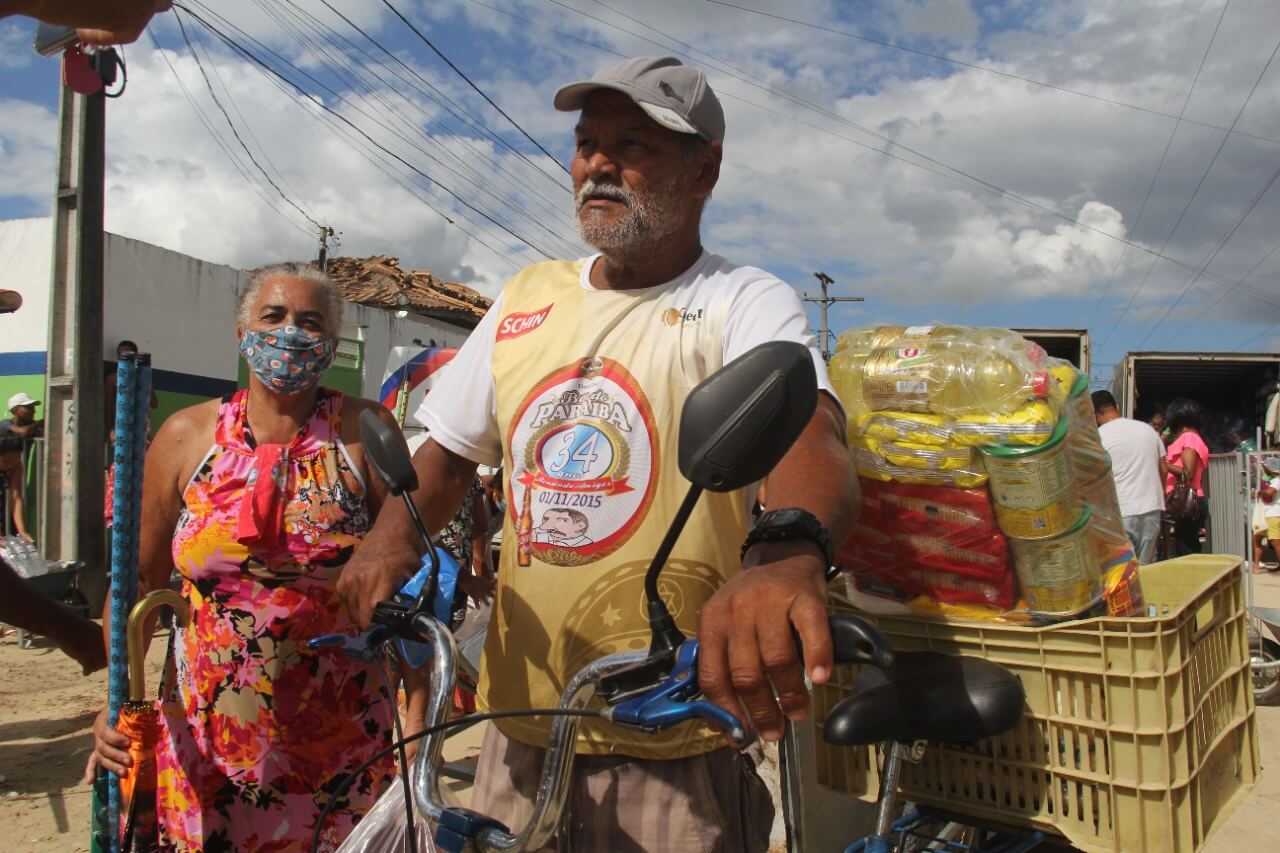 Ação social beneficia 700 famílias com itens de alimentação e higiene no bairro Alecrim I 18