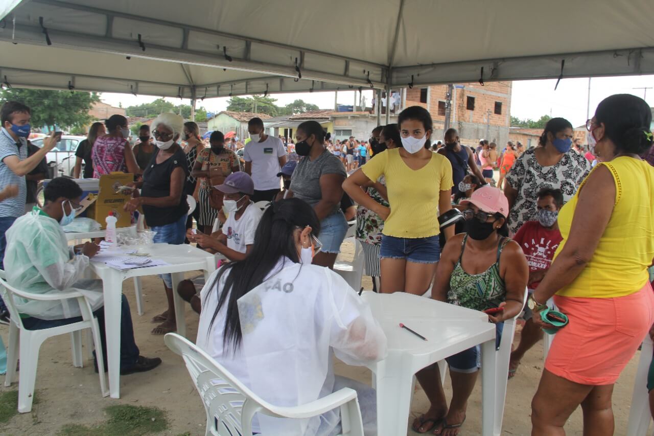 Ação social beneficia 700 famílias com itens de alimentação e higiene no bairro Alecrim I 21