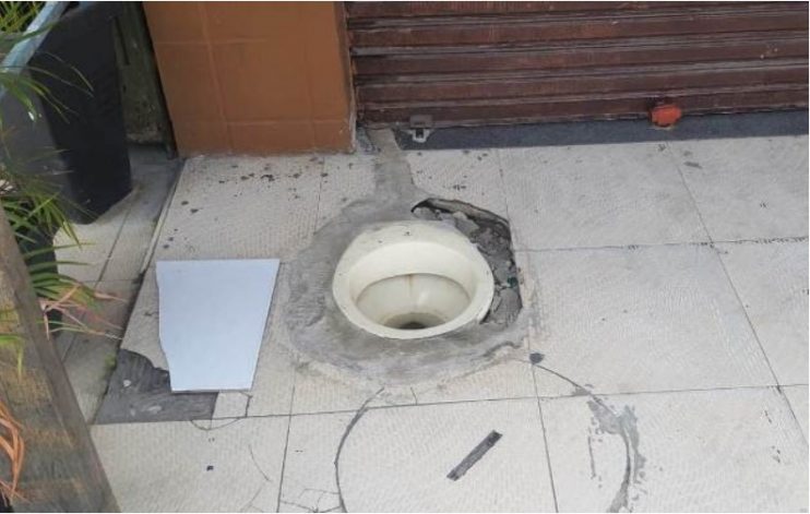 Feira de Santana: Dono de bar coloca vaso sanitário na calçada 4