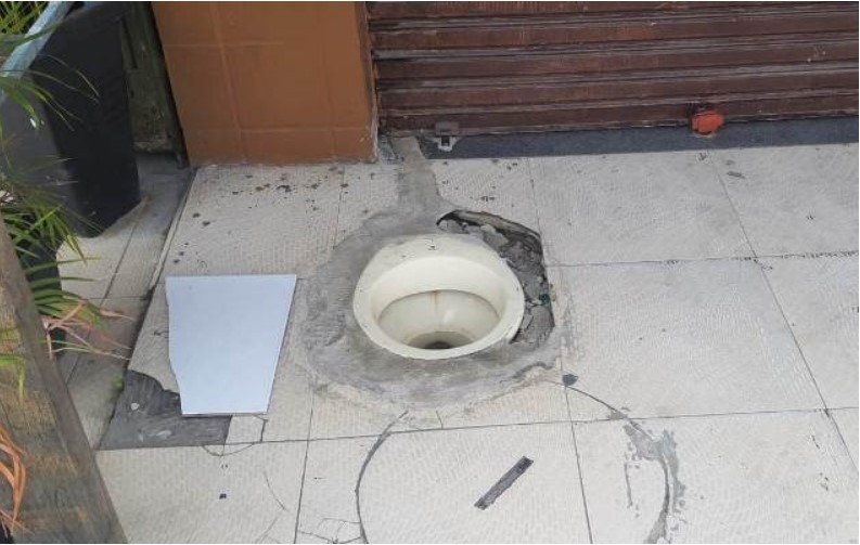 Feira de Santana: Dono de bar coloca vaso sanitário na calçada 10