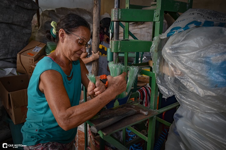 Associação Gota do Óleo produz vassouras reciclando garrafa pet em Eunápolis 36