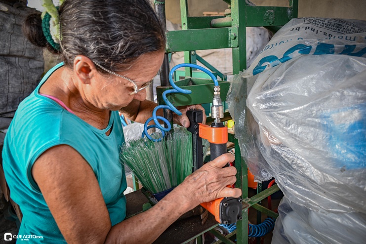 Associação Gota do Óleo produz vassouras reciclando garrafa pet em Eunápolis 34