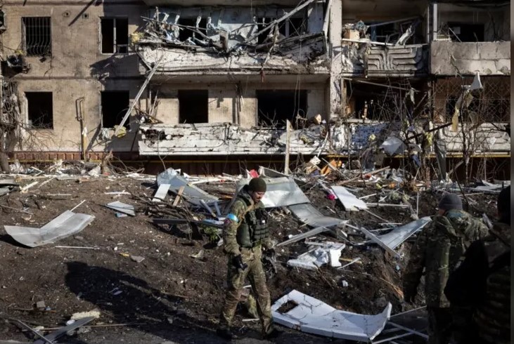 Rússia bombardeia teatro lotado de refugiados em Mariupol 1