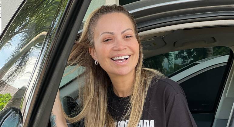 Solange Almeida revela vício em cigarro eletrônico e alerta: 'Meu pulmão ficou lascado' 12