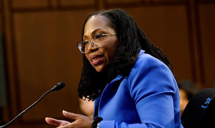 Senado dos EUA confirma primeira mulher negra na Suprema Corte 11
