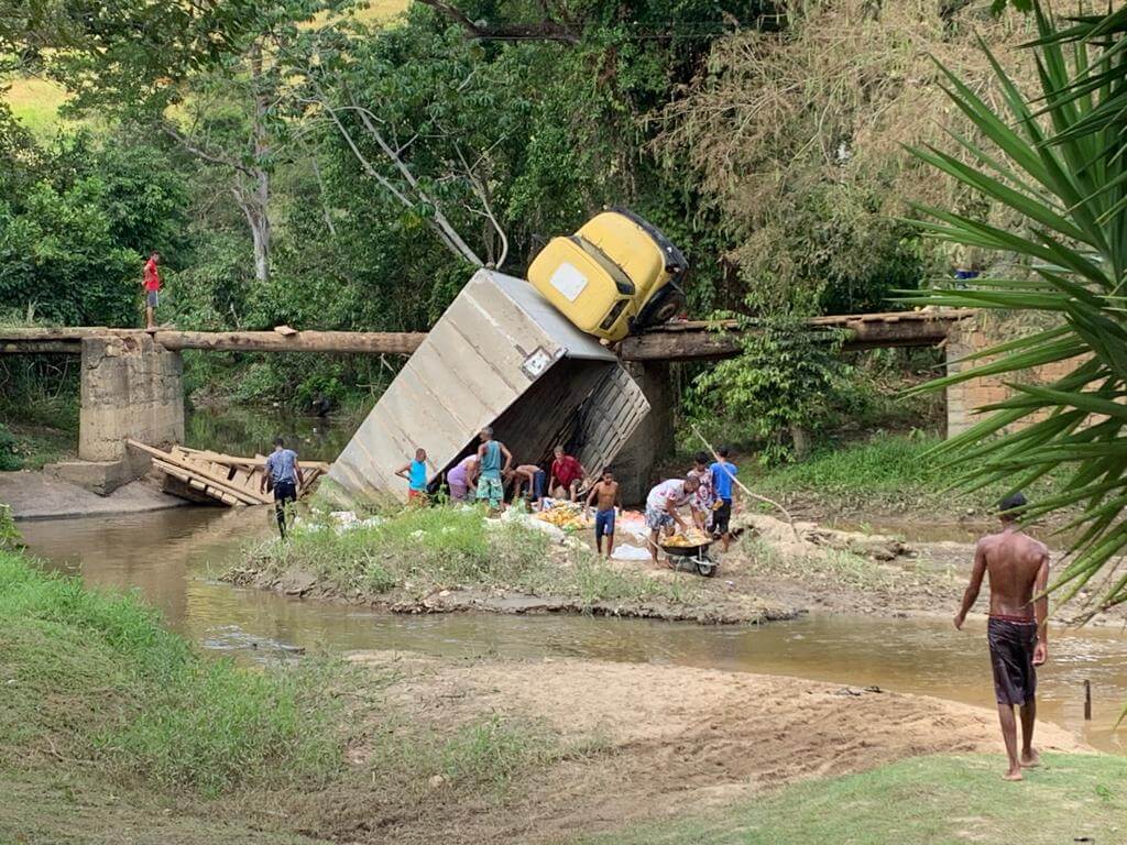 Novas informações sobre Ponte da Represa que desabou durante passagem de caminhão na BA-686 em Guaratinga 8