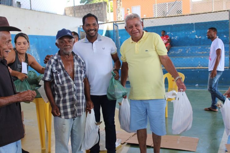 Prefeitura de Itagimirim entrega quatro toneladas de peixes e kits de alimentos a população 9