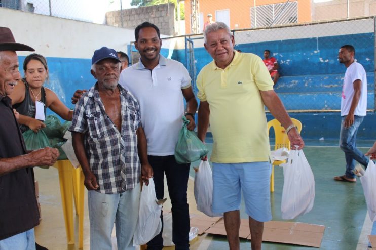 Prefeitura de Itagimirim entrega quatro toneladas de peixes e kits de alimentos a população 11