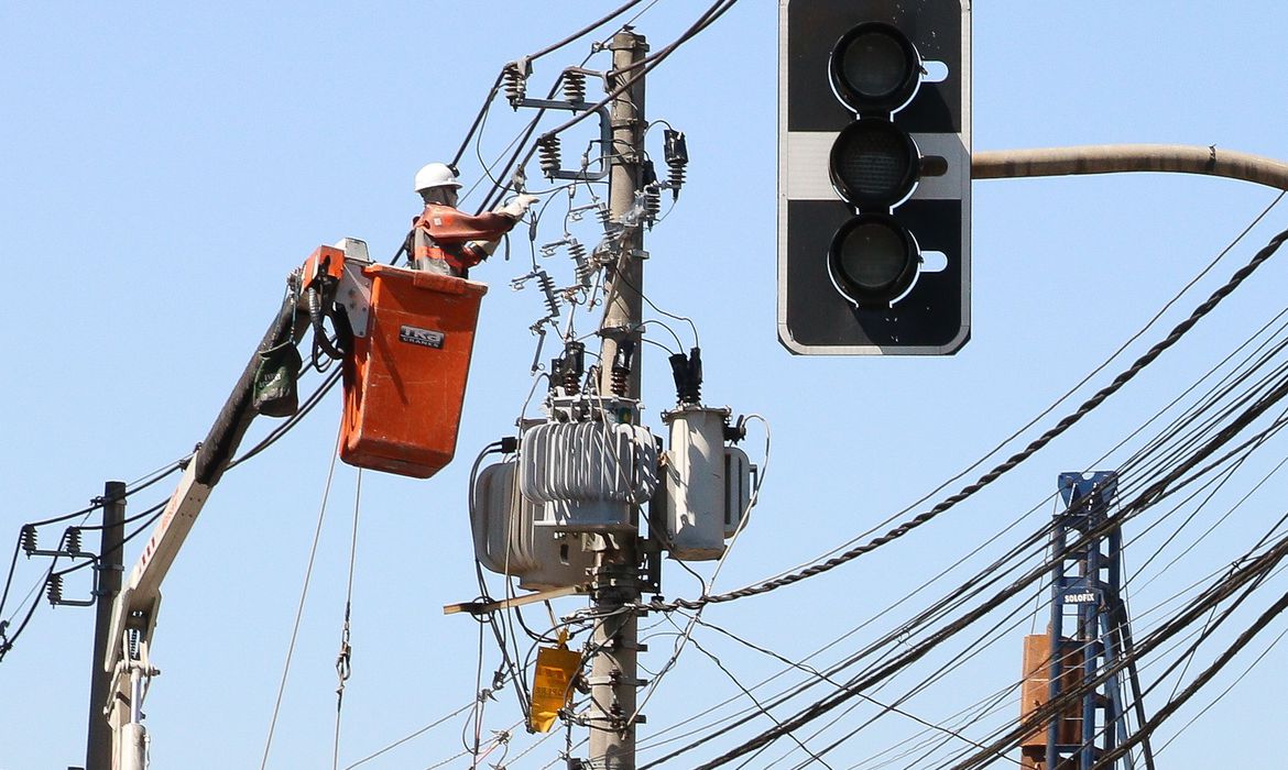 Governo anuncia fim da tarifa extra para consumidores de energia 8