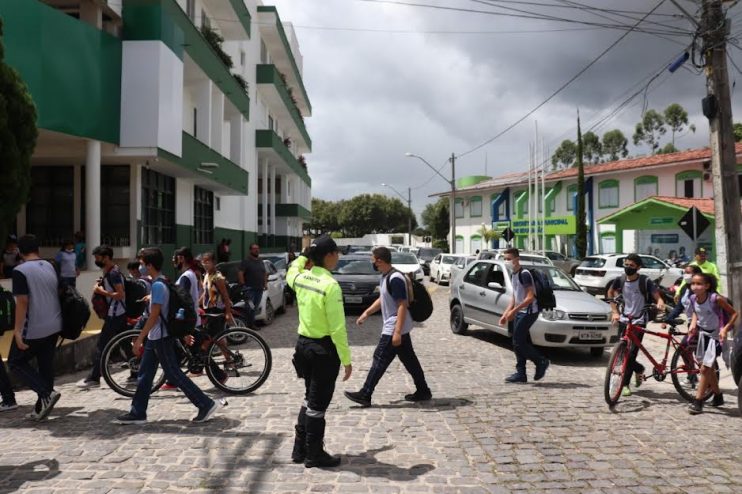 Prefeitura de Eunápolis realiza Operação Trânsito Seguro nas Escolas 8