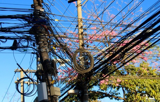 Aneel e Anatel estudam reduzir emaranhado de fios e cabos em postes de energia do Brasil 7