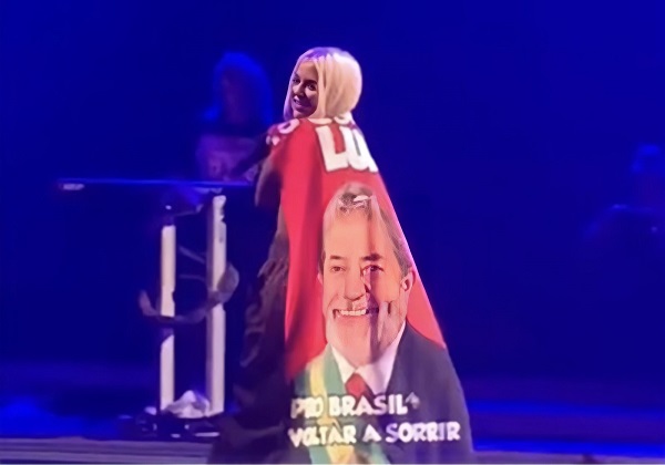 Luísa Sonza levanta bandeira em apoio a Lula durante show 7